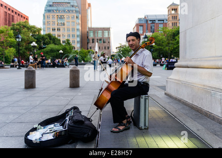 New York, NY 17 giugno 2014 il violoncellista Peter Lewy giocando al di sotto dell'arco a Washington Square Park. ©Stacy Rosenstock Walsh/Alamy Foto Stock