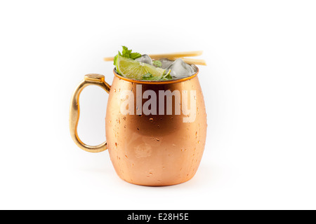 Il Gin Gin Mule (Mosca mule w/gin) nella tazza di rame con guarnire ripresa dall'alto. Esclusione facoltativa. Foto Stock