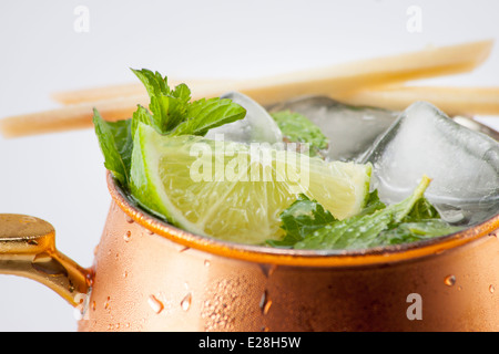 Il Gin Gin Mule (Mosca mule w/gin) nella tazza di rame con guarnire ripresa dall'alto. Esclusione facoltativa. Foto Stock