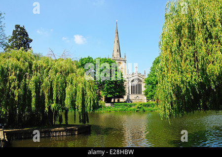 Chiesa della Santa Trinità si vede attraverso il fiume Avon, Stratford-Upon-Avon, Warwickshire, Inghilterra, Regno Unito, Europa occidentale. Foto Stock