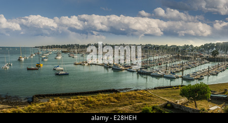 Vista delle barche in marina di La Trinite-sur-Mer Città Foto Stock