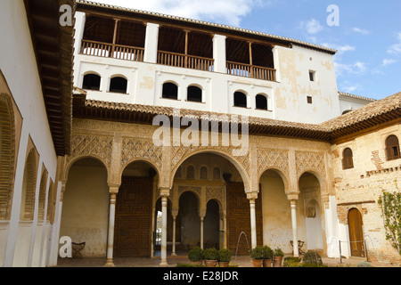 Vista del Patio de la Acequia nel Palacio del Generalife, parte dell'Alhambra complesso in Granada, Spagna. Foto Stock