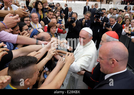 Roma, Italia. 16 Giugno, 2014. Papa Francesco incontra la diocesi di Roma, 16 giugno 2014 Credit: Davvero Facile Star/Alamy Live News Foto Stock