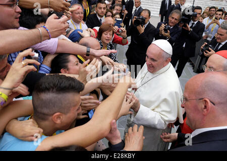 Roma, Italia. 16 Giugno, 2014. Papa Francesco incontra la diocesi di Roma, 16 giugno 2014 Credit: Davvero Facile Star/Alamy Live News Foto Stock