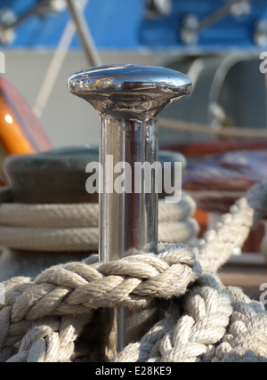Dettaglio immagine dal Royal Clipper che mostra la bobina di corda intrecciata attorno al perno Foto Stock