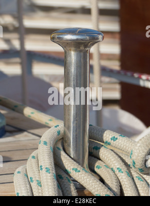 Dettaglio immagine dal Royal Clipper che mostra la bobina di corda attorno al perno Foto Stock