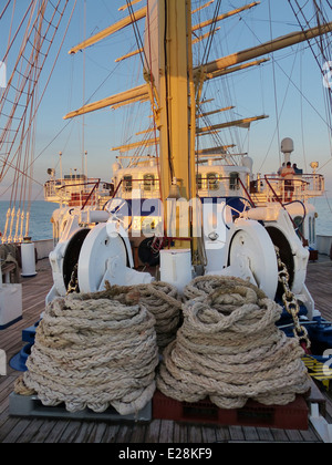 Dettaglio immagine dal Royal Clipper mostra enormi cumuli di corda Foto Stock