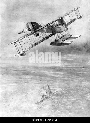 Sottomarino britannico a caccia biplano macchie di un sommergibile tedesco sommergendo dissimulata come una barca a vela Foto Stock