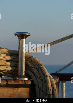 Dettaglio immagine dal Royal Clipper che mostra la bobina di corda pin rotondo Foto Stock
