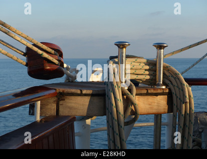 Dettaglio immagine dal Royal Clipper mostrando corde e pulegge Foto Stock