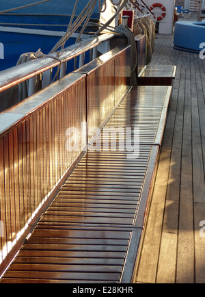 Dettaglio immagine dal Royal Clipper mostra lucidati panca in legno Foto Stock