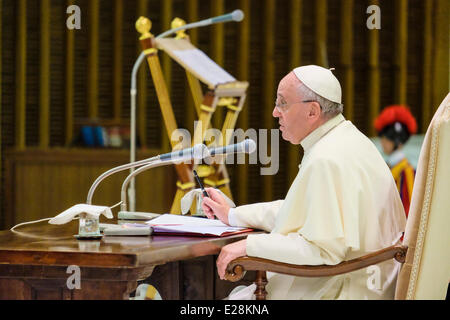 Roma, Italia. 16 Giugno, 2014. Papa Francesco incontra la diocesi di Roma, 16 giugno 2014 Credit: Davvero Facile Star/Alamy Live News Foto Stock