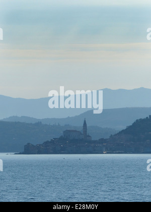 Misty la mattina presto skyline di Pirano in Slovenia dal mare Foto Stock