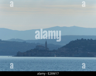 Misty la mattina presto skyline di Pirano in Slovenia dal mare Foto Stock