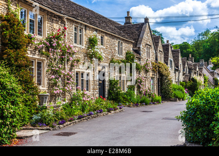 Una corsia di pretty terrazzati cottage in pietra nel villaggio Costwold di Castle Combe nel Wiltshire. Foto Stock