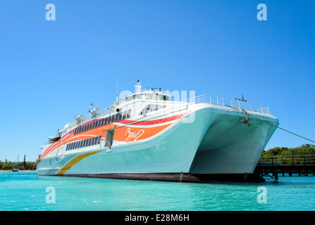 Un catamarano ad alta velocità ocean andando di trasporto passeggeri e di traghetto - si prega di fare clic qui per ulteriori informazioni Foto Stock