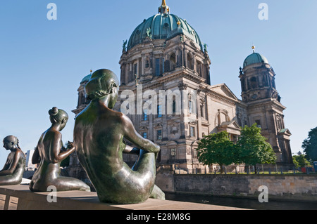 Tre ragazze e un ragazzo statua vicino a Cattedrale di Berlino Berliner Dom Berlino Germania Foto Stock