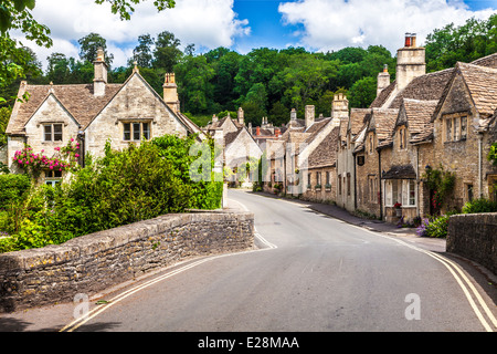 La strada principale attraverso il pittoresco villaggio Costwold di Castle Combe nel Wiltshire. Foto Stock