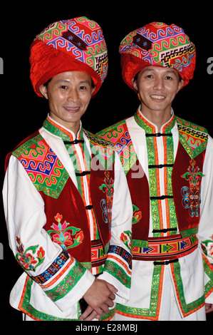 H'mongs (noto anche come Hmong o Miao) persone - uomini - in costume tradizionale Foto Stock