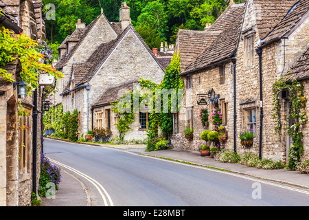 Il pittoresco villaggio Costwold di Castle Combe nel Wiltshire. Foto Stock