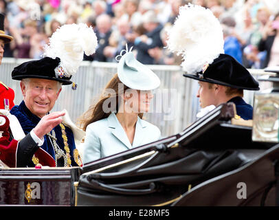 Windsor, Regno Unito. 16 Giugno, 2014. Il principe Charles (L-R), Catherine, duchessa di Cambridge e il principe William Duca di Cambridge, sedersi in un carrello dopo l'Ordine della Giarrettiera Service in Windsor, Regno Unito, 16 giugno 2014. Credito: dpa picture alliance/Alamy Live News Foto Stock