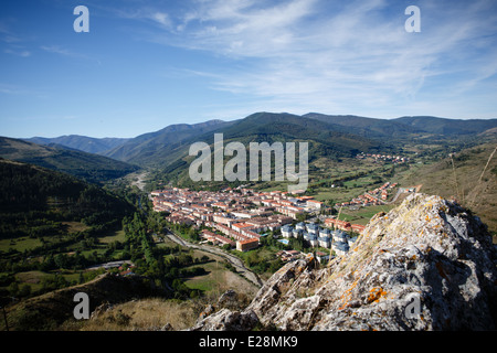 21/9/13 Villaggio di Ezcaray circondato dalle montagne della Sierra de la Demanda, La Rioja, Spagna. Foto Stock