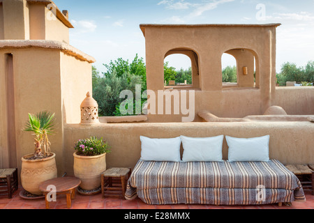 Uno degli eleganti terrazze sul tetto a Les Jardins de Skoura in Skoura vicino a Ouarzazate, Southern, Marocco, Africa del Nord. Foto Stock