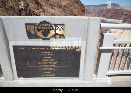 Mike O'Callaghan - Pat Tillman Memorial Bridge informazioni lapide sulla Diga di Hoover, Nevada, Arizona USA. Foto Stock