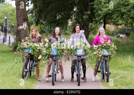 Londra, Regno Unito. 17th giugno, 2014. Per lanciare 'GROW London', una nuova fiera del giardino contemporanea creata da Will Ramsay, il creatore dell'Affordable Art Fair, quattro ragazze in abiti fioriti posate con biciclette Barclays Cycle Hire decorate con fiori. La fiera del giardino si svolge ad Hampstead Heath e si svolge da venerdì 20 giugno (fino al 22nd giugno). Credit: Ontheroad/Alamy Live News Foto Stock