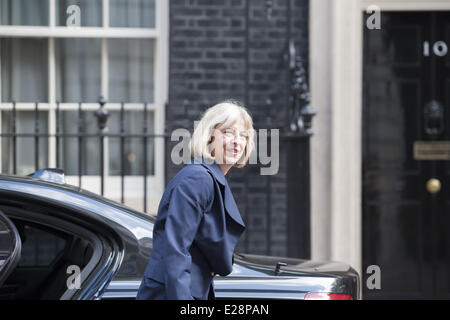 Giugno 17, 2014 - Londra, Regno Unito - Downing Street, Londra, Regno Unito. Il 17 giugno 2014. Dispensatori di arrivare a Downing Street a Londra per il settimanale riunione del gabinetto. Nella foto: Theresa Maggio - il Segretario di Stato per il dipartimento di casa. (Credito Immagine: © Lee Thomas/ZUMA filo/ZUMAPRESS.com) Foto Stock