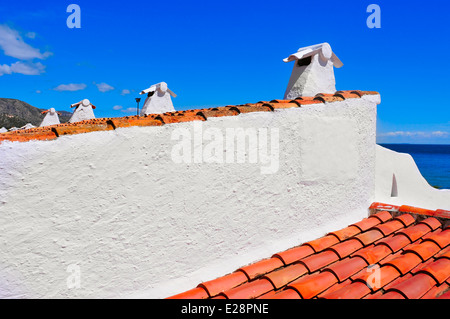 Vista di un tetto di tegole di un villaggio mediterraneo Foto Stock