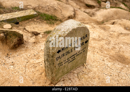 'Man della guerra " e " Porta urdle" verso il segno di avvertimento di passi e un gradiente ripido sul Dorset sentiero costiero Lulworth, Dorset Foto Stock