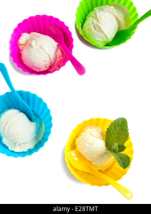 Gelato alla vaniglia nel vaso colorato isolati su sfondo bianco Foto Stock