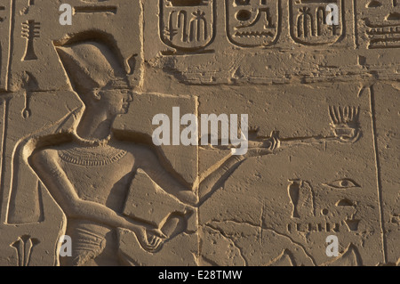 L'Egitto. Complesso del tempio di Karnak. Rilievo raffigurante il Faraone Ramesse II fare un sacrificio con bruciatore di incenso. Foto Stock