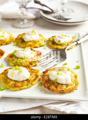 Zucchine frittelle di limone con formaggio e salsa Foto Stock