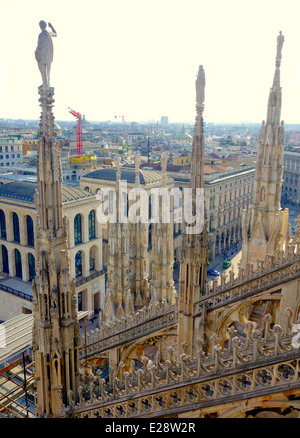 Vista di ornamenti e terrazza dal Duomo roof top in Milano, Italia Foto Stock