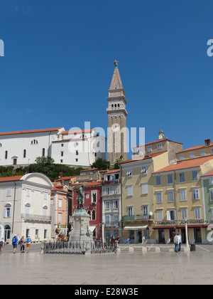 La piazza della città a Pirano, Slovenia in una giornata di sole con cielo blu Foto Stock