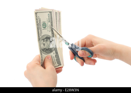 Donna mani il taglio di soldi su sfondo bianco Foto Stock
