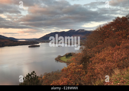 Guardando verso il basso sulla Derwent Water da scenic area di visualizzazione a griglia, 268 188. Foto Stock