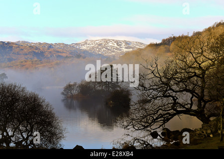 Fine nebbia sulla Rydal acqua Foto Stock