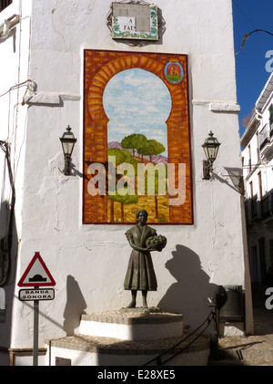 Una statua di una Donna con cesto di arance in Spagna Alora Foto Stock