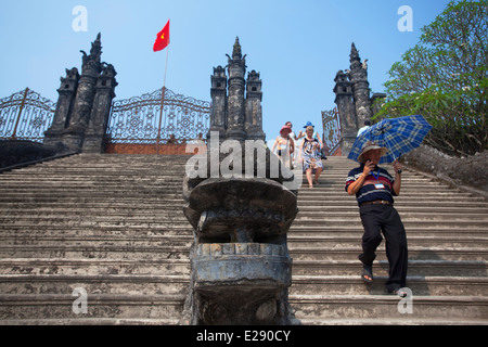 I turisti alla tomba di Khai Dinh (Patrimonio Mondiale dell'UNESCO), la tinta, Thua Thien-Hue, Vietnam Foto Stock