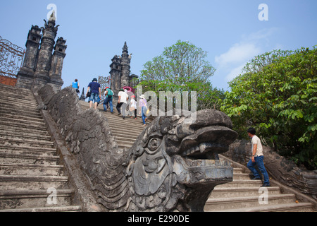 I turisti alla tomba di Khai Dinh (Patrimonio Mondiale dell'UNESCO), la tinta, Thua Thien-Hue, Vietnam Foto Stock