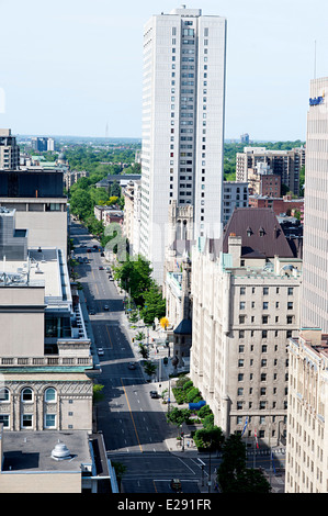 La mattina presto vista del lussuoso e costoso Sherbrooke Street dal tetto di un edificio vicino. Foto Stock