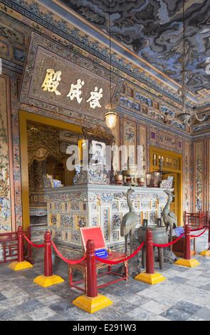 Interno della tomba di Khai Dinh (Patrimonio Mondiale dell'UNESCO), la tinta, Thua Thien-Hue, Vietnam Foto Stock