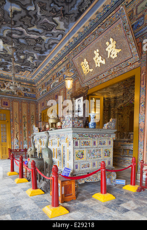 Interno della tomba di Khai Dinh (Patrimonio Mondiale dell'UNESCO), la tinta, Thua Thien-Hue, Vietnam Foto Stock