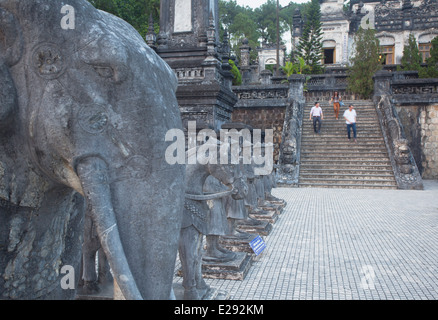 Statue alla tomba di Khai Dinh (Patrimonio Mondiale dell'UNESCO), la tinta, Thua Thien-Hue, Vietnam Foto Stock