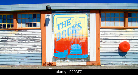 Un murale colorato "Docks' dipinta sulla porta di un vecchio edificio adibito a magazzino nel porto di Fremantle, Western Australia. Foto Stock