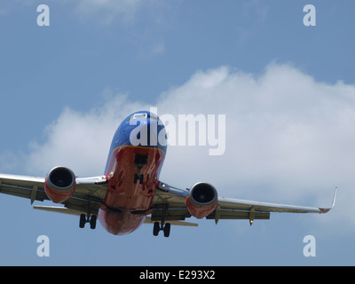Un Boeing 737 jet in atterraggio a Love Field, Dallas, noi. Campo d'amore è il vicino-in aeroporto. DFW è il grande aeroporto. Foto Stock
