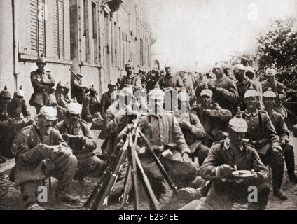 I soldati tedeschi sosta a Termonde, Belgio a strappare un frettoloso pasto durante la prima guerra mondiale. Foto Stock